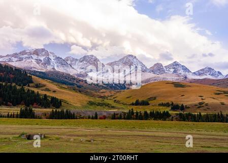 Catene montuose innevate in Kirghizistan Foto Stock