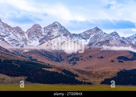 Catene montuose innevate in Kirghizistan Foto Stock