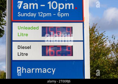 Ashford, Kent, Regno Unito. 3 ottobre 2023. Dopo un periodo di stabilità, i prezzi del carburante hanno iniziato a crescere lentamente di recente. Stazione di servizio Tesco che mostra gli ultimi prezzi per benzina e diesel. Fotografo: Paul Lawrenson, Photo Credit: News PAL / Alamy Live News Foto Stock