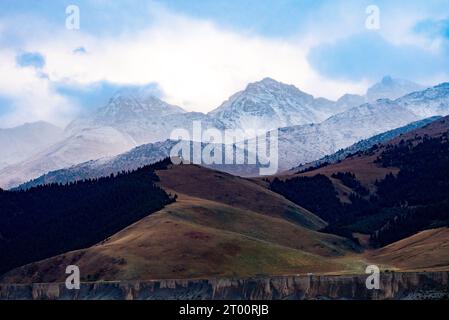 Catene montuose innevate in Kirghizistan Foto Stock