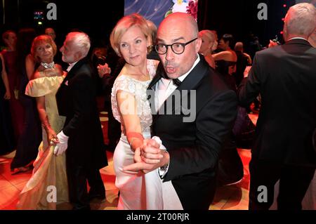 Andrea Kathrin Loewig mit Ehemann Andreas Thiele beim 28. Leipziger Opernball 2023 a der Oper Leipzig. Lipsia, 02.10.2023 *** Andrea Kathrin Loewig con il marito Andreas Thiele al Leipzig Opera Ball 28 2023 all'Opera di Lipsia, 02 10 2023 foto:XF.xKernx/xFuturexImagex opernball 3159 Foto Stock