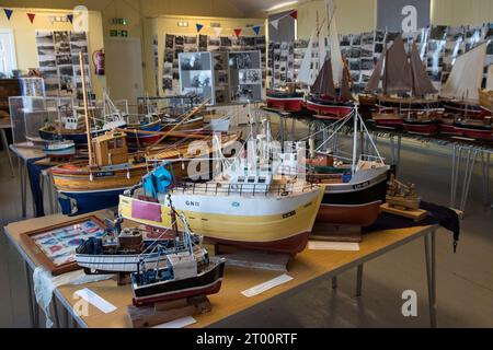 Modellini di barche dei pescatori scozzesi. Cockenzie e Port Seton Friendly Society of Fishermen the Box Meeting, modellini di barche realizzati dai pescatori nel villaggio esposti nella chiesa di High Street. Settembre 2023 Cockenzie e Port Seton, East Lothian, Scozia. 2020s UK HOMER SYKES Foto Stock