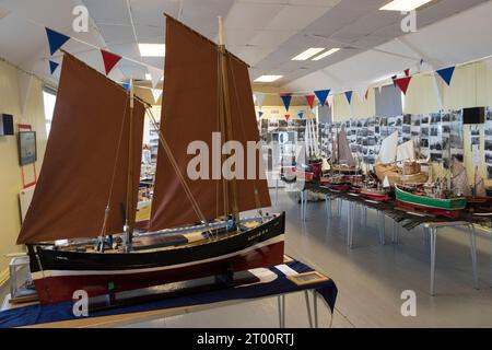 Modellini di barche dei pescatori scozzesi. Cockenzie e Port Seton Friendly Society of Fishermen the Box Meeting, modellini di barche realizzati dai pescatori nel villaggio esposti nella chiesa di High Street. Settembre 2023 Cockenzie e Port Seton, East Lothian, Scozia. 2020s UK HOMER SYKES Foto Stock