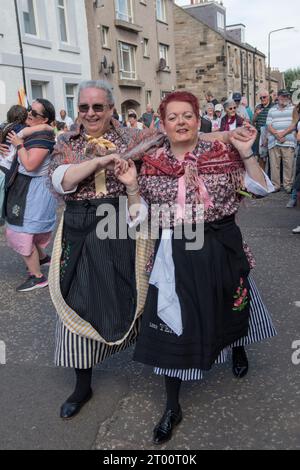 Donne di danza scozzese tradizionale che indossano un costume da Fishwives vecchio stile. Cockenzie e Port Seton Friendly Society of Fishermen. The Box Meeting Parade, danza tradizionale scozzese all'esterno del pub Thorntree. Settembre 2023 Cockenzie e Port Seton, East Lothian, Scozia. 2020A UK HOMER SYKES Foto Stock