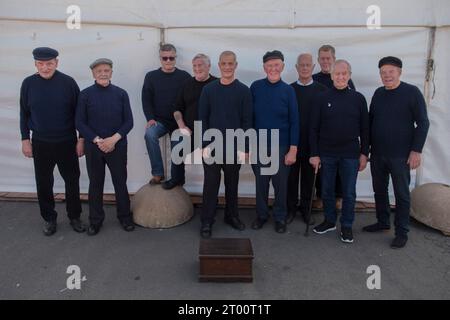 Pescatori - skipper che indossano i loro tradizionali saltatori blu Fisherman presso la Cockenzie and Port Seton Friendly Society of Fishermen presso la Box Meeting Parade. Settembre 2023 Cockenzie e Port Seton, East Lothian, Scozia. 2020S UK HOMER SYKES. Foto Stock