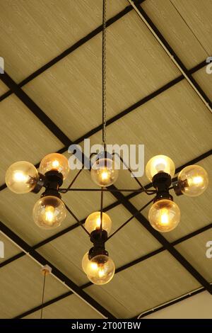 Illuminazione a soffitto a sospensione con paralume in vetro sferico Foto Stock
