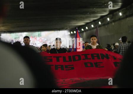 Messico, Messico. 2 ottobre 2023. Gli studenti rurali normali tengono uno striscione durante la 55a marcia commemorativa del massacro di Tlatelolco. La marcia commemora un altro anno del massacro studentesco avvenuto il 2 ottobre 1968 nell'area di Tlatelolco. Credito: SOPA Images Limited/Alamy Live News Foto Stock