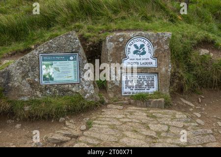 06.08.2023 Edale, Derbyshire, Regno Unito. Cartelli alla base della scala Jacobs sotto Kinder Scout sulla Pennine Way Foto Stock