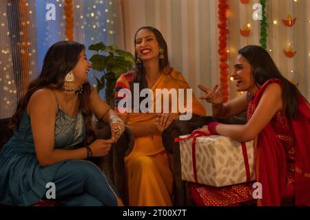 Amici che si divertono durante la festa di Diwali a casa Foto Stock