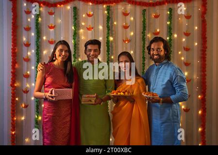 Gruppo di amici che festeggiano Diwali insieme a casa Foto Stock