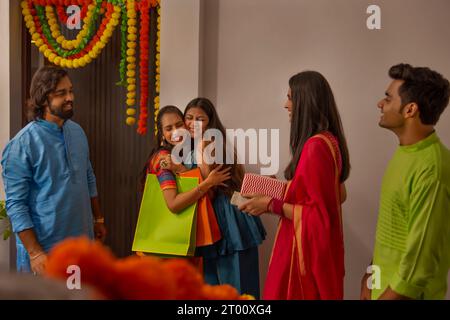 Gruppo di amici che arrivano a casa in occasione di Diwali Foto Stock