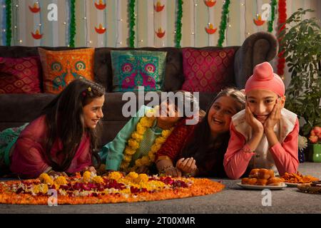 Ragazzi che parlano tra loro durante la festa Diwali Foto Stock