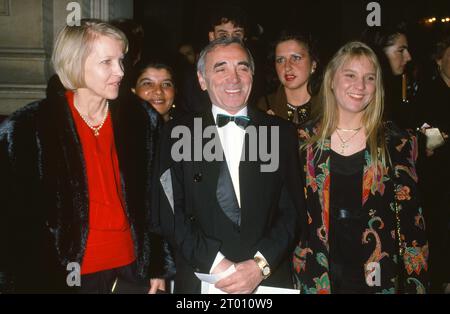 Gala Frank Sinatra, Liza Minnelli e Sammy Davis Jr. Al Palais Garnier di Parigi: Arrivo di Charles Aznavour, sua moglie Ulla Thorsell e sua figlia Katia. 26 aprile 1989 Foto Stock