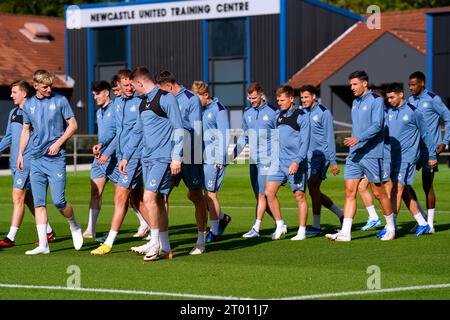 Giocatori del Newcastle United durante una sessione di allenamento al Newcastle United Training Centre, Darsley Park, Benton. Data immagine: Martedì 3 ottobre 2023. Foto Stock