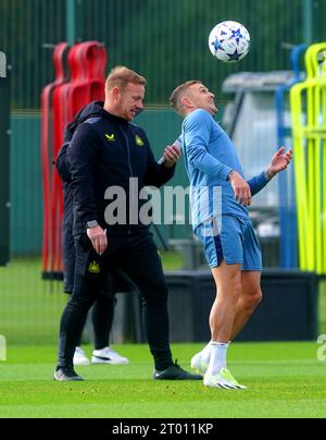 Kieran Trippier del Newcastle United (a destra) durante una sessione di allenamento al Newcastle United Training Centre, Darsley Park, Benton. Data immagine: Martedì 3 ottobre 2023. Foto Stock