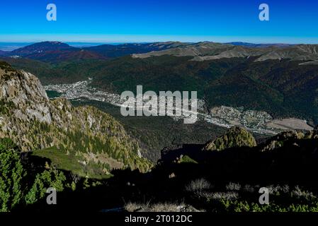 Vista aerea di una città sul pendio della montagna in una giornata di sole Foto Stock