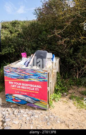 Un cestino per il riciclaggio dei bodyboard presso Crantock a Newquay, in Cornovaglia, nel Regno Unito. Foto Stock