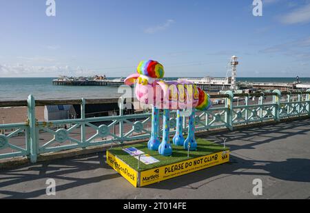 Brighton Regno Unito 3 ottobre 2023 - Una scultura Shaun the Sheep gode di una calda giornata di sole a Brighton poiché si prevede che le temperature saranno insolitamente calde per il periodo dell'anno in alcune parti del paese : Credit Simon Dack / Alamy Live News Foto Stock