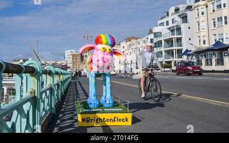 Brighton Regno Unito 3 ottobre 2023 - Una scultura Shaun the Sheep gode di una calda giornata di sole a Brighton poiché si prevede che le temperature saranno insolitamente calde per il periodo dell'anno in alcune parti del paese : Credit Simon Dack / Alamy Live News Foto Stock