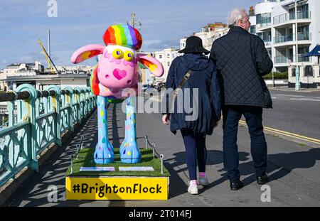 Brighton Regno Unito 3 ottobre 2023 - Una scultura Shaun the Sheep gode di una calda giornata di sole a Brighton poiché si prevede che le temperature saranno insolitamente calde per il periodo dell'anno in alcune parti del paese : Credit Simon Dack / Alamy Live News Foto Stock