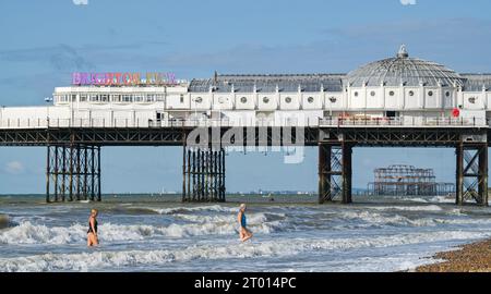 Brighton Regno Unito 3 ottobre 2023 - i nuotatori godono di una calda giornata di sole a Brighton, poiché le temperature sono previste per il periodo dell'anno in alcune parti del paese: Credit Simon Dack / Alamy Live News Foto Stock