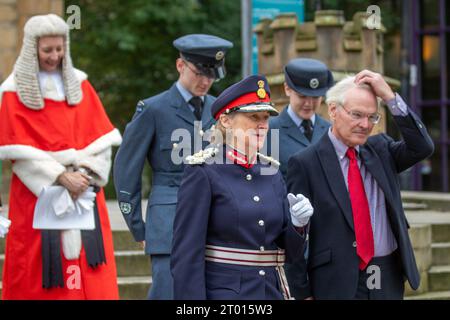 Preston, Lancashire. 3 ottobre 2023. Una processione attraverso Preston alla casa delle Sessions dove venivano lette le lettere Patent, che sostituivano i commissari di Oyer , e Terminer e altri quando la Corte della Corona sostituiva le Assise. Un breve servizio si tenne alla Preston Minister Church, alla quale parteciparono il Clero, la Select Vestry, il Lord Luogotenente, i giudici e i registratori del circuito, Freemen onorario e Alderman onorario indossando abiti cerimoniali. Credit; MediaWorldImages/AlamyLiveNews Foto Stock