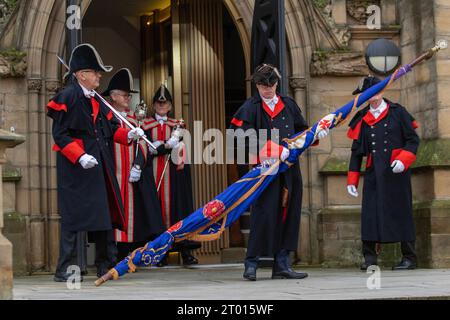 Preston, Lancashire. 3 ottobre 2023. Una processione attraverso Preston alla casa delle Sessions dove venivano lette le lettere Patent, che sostituivano i commissari di Oyer , e Terminer e altri quando la Corte della Corona sostituiva le Assise. Un breve servizio si tenne alla Preston Minister Church, alla quale parteciparono il Clero, la Select Vestry, il Lord Luogotenente, i giudici e i registratori del circuito, Freemen onorario e Alderman onorario indossando abiti cerimoniali. Credit; MediaWorldImages/AlamyLiveNews Foto Stock