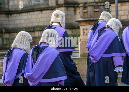 Preston, Lancashire. 3 ottobre 2023. Una processione attraverso Preston alla casa delle Sessions dove venivano lette le lettere Patent, che sostituivano i commissari di Oyer , e Terminer e altri quando la Corte della Corona sostituiva le Assise. Un breve servizio si tenne alla Preston Minister Church, alla quale parteciparono il Clero, la Select Vestry, il Lord Luogotenente, i giudici e i registratori del circuito, Freemen onorario e Alderman onorario indossando abiti cerimoniali. Credit; MediaWorldImages/AlamyLiveNews Foto Stock