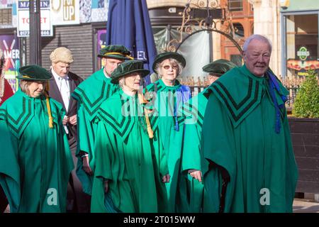 Preston, Lancashire. 3 ottobre 2023. Una processione attraverso Preston alla casa delle Sessions dove venivano lette le lettere Patent, che sostituivano i commissari di Oyer , e Terminer e altri quando la Corte della Corona sostituiva le Assise. Un breve servizio si tenne alla Preston Minister Church, alla quale parteciparono il Clero, la Select Vestry, il Lord Luogotenente, i giudici e i registratori del circuito, Freemen onorario e Alderman onorario indossando abiti cerimoniali. Credit; MediaWorldImages/AlamyLiveNews Foto Stock