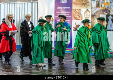 Preston, Lancashire. 3 ottobre 2023. Una processione attraverso Preston alla casa delle Sessions dove venivano lette le lettere Patent, che sostituivano i commissari di Oyer , e Terminer e altri quando la Corte della Corona sostituiva le Assise. Un breve servizio si tenne alla Preston Minister Church, alla quale parteciparono il Clero, la Select Vestry, il Lord Luogotenente, i giudici e i registratori del circuito, Freemen onorario e Alderman onorario indossando abiti cerimoniali. Credit; MediaWorldImages/AlamyLiveNews Foto Stock