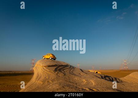 Formazioni di arenaria nel deserto di Abu Dhabi negli Emirati Arabi Uniti. Foto Stock