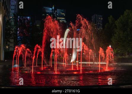 Fontana colorata di fronte al complesso di grattacieli degli affari, al 20 Prosta St, Varsavia, Polonia Foto Stock