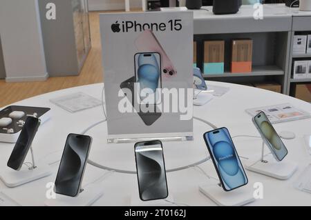 3 ottobre 2023/. Tutti gli iPhone 15 pro Titanium e iphone 15 pro e altri modelli nella capitale danese Cpenhagen Danimarca foto.Francis Joseph Dean/Dean Pictures Foto Stock