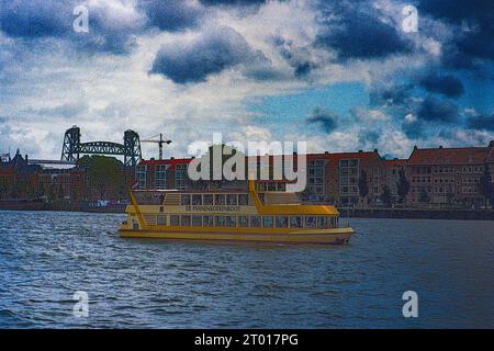 Il Pancake Boat / Pannenkoekenboot naviga ancora sul fiume Nieuwe Maas vicino a Noordereiland con i passeggeri che mangiano: Pancake. Rotterdam, Paesi Bassi. Immagine ripresa su Analog, Old Stock Kodak Film. Foto Stock