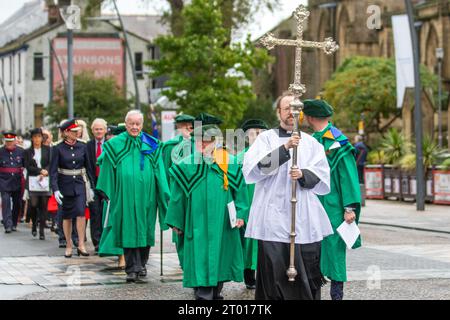 Preston, Lancashire. 3 ottobre 2023. Una processione attraverso Preston alla casa delle Sessions dove venivano lette le lettere Patent, che sostituivano i commissari di Oyer , e Terminer e altri quando la Corte della Corona sostituiva le Assise. Un breve servizio si tenne alla Preston Minister Church, alla quale parteciparono il Clero, la Select Vestry, il Lord Luogotenente, i giudici e i registratori del circuito, Freemen onorario e Alderman onorario indossando abiti cerimoniali. Credit; MediaWorldImages/AlamyLiveNews Foto Stock