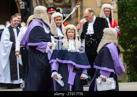 Preston, Lancashire. 3 ottobre 2023. Una processione attraverso Preston alla casa delle Sessions dove venivano lette le lettere Patent, che sostituivano i commissari di Oyer , e Terminer e altri quando la Corte della Corona sostituiva le Assise. Un breve servizio si tenne alla Preston Minister Church, alla quale parteciparono il Clero, la Select Vestry, il Lord Luogotenente, i giudici e i registratori del circuito, Freemen onorario e Alderman onorario indossando abiti cerimoniali. Credit; MediaWorldImages/AlamyLiveNews Foto Stock