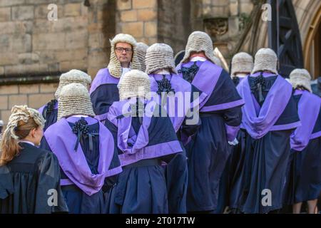 Preston, Lancashire. 3 ottobre 2023. Una processione attraverso Preston alla casa delle Sessions dove venivano lette le lettere Patent, che sostituivano i commissari di Oyer , e Terminer e altri quando la Corte della Corona sostituiva le Assise. Un breve servizio si tenne alla Preston Minister Church, alla quale parteciparono il Clero, la Select Vestry, il Lord Luogotenente, i giudici e i registratori del circuito, Freemen onorario e Alderman onorario indossando abiti cerimoniali. Credit; MediaWorldImages/AlamyLiveNews Foto Stock