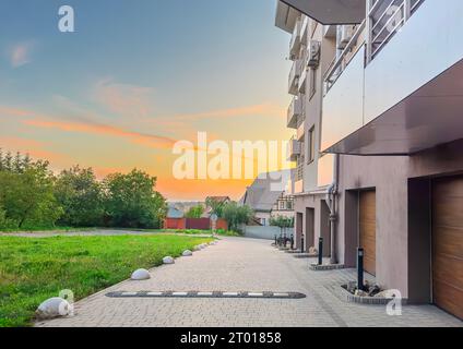 Cortile di un edificio a piu' piani al tramonto. Foto Stock