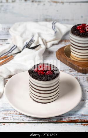 Torta al lampone. Deliziosa torta ricoperta di cioccolato su sfondo bianco. Foto Stock