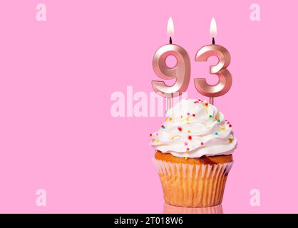 Torta di compleanno con candela numero 93 - su sfondo rosa. Foto Stock