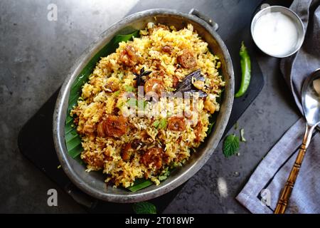 Biryani di gamberi | Malabar Chemmeen biryani serviti con raita allo yogurt Foto Stock