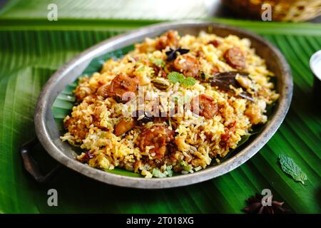 Biryani di gamberi | Malabar Chemmeen biryani serviti con raita allo yogurt Foto Stock