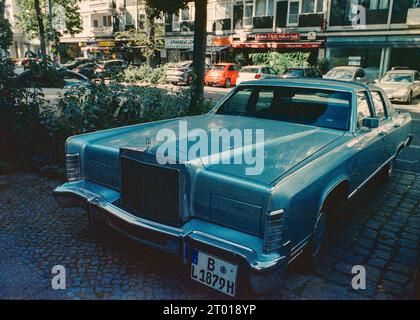 Una Lincoln Continental Oldtime, Made in America, parcheggiata in strada in Ebertystrasse, Berlino, Germania. Immagine ripresa su Old Stock, Analog Kodak Film. Foto Stock