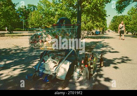 Le bottiglie vuote vengono raccolte da persone impoverite per integrare il loro reddito sul pulmino a Mauerpark in una domenica soleggiata pomeriggio. Berlino, Germania. Immagine ripresa su Analog, Old Stock Kodak Film. Foto Stock