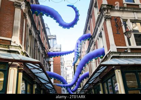 Leadenhall Market, Londra, Regno Unito. 3 ottobre 2023. Tentacoli giganti di polipo al mercato di Leadenhall. Crediti: Matthew Chattle/Alamy Live News Foto Stock