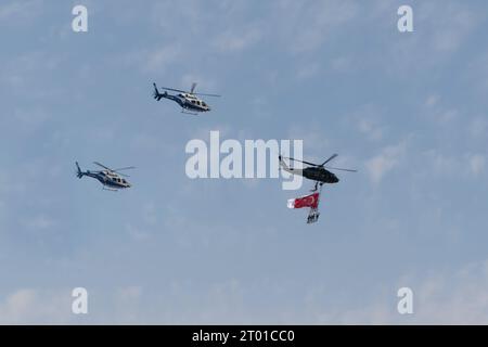 Ankara, Turchia - 2 settembre 2023: Esibizione aerea rischiosa della polizia turca al Teknofest Aerospace and Technology Festival Foto Stock