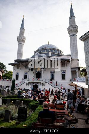 Berlino, Germania. 3 ottobre 2023. I visitatori della Moschea Sehetlik a Columbiadamm festeggiano l'uno con l'altro il giorno della Moschea aperta. Il giorno della Moschea aperta viene celebrato ogni anno nel giorno dell'unità tedesca. Credito: Fabian Sommer/dpa/Alamy Live News Foto Stock