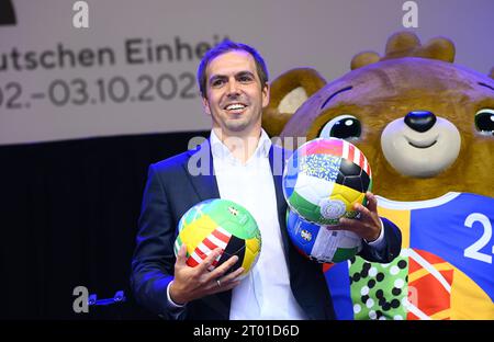 Amburgo, Germania. 3 ottobre 2023. Philipp Lahm, direttore del torneo EURO 2024, si erge sul palco NDR a Jungfernstieg durante il festival civico. Quest'anno, la città anseatica di Amburgo ospita le celebrazioni per la giornata dell'unità tedesca. Crediti: Jonas Walzberg/dpa/Alamy Live News Foto Stock