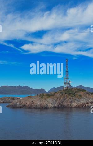 Torre per telecomunicazioni Henningsvær. Isole Lofoten. Foto scattata da Henningsvær nell'agosto 2023 Foto Stock