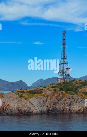 Torre per telecomunicazioni Henningsvær. Isole Lofoten. Foto scattata da Henningsvær nell'agosto 2023 Foto Stock
